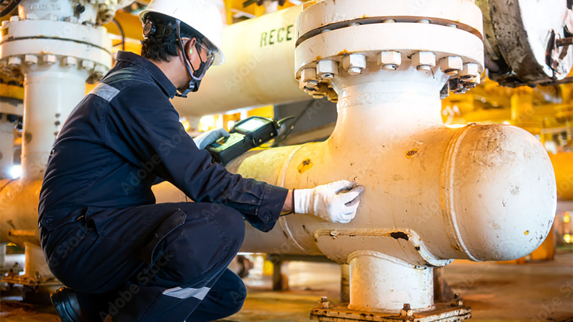 QM0925-OO-Manage-InPlace-Machining-p2-Inspecting-pipes-using-ultrasonic-NDT-instruments-at-petrochemical-facility Inspecting pipes using ultrasonic NDT instruments at petrochemical facility.